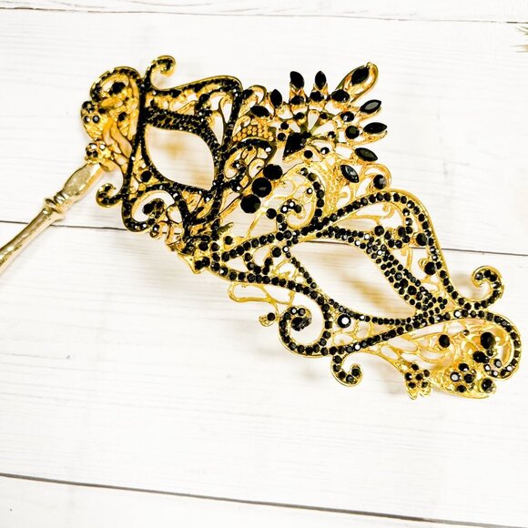Elegant Gold and Black Masquerade Face Mask - Picture 3 of 6